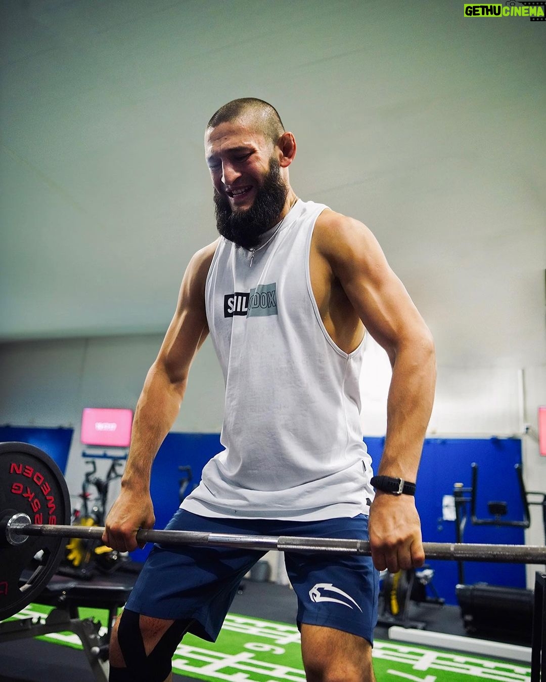 Khamzat Chimaev Instagram - The right outfits are extremely important! 🫵 And the best sports, fighting and everyday clothes in the world are made by @smilodox in germany! Currently you can save unbelievable 40% on EVERYTHING in the Summer Sale with the Code KHAMZAT - be sure to check out smilodox.com! 🥊