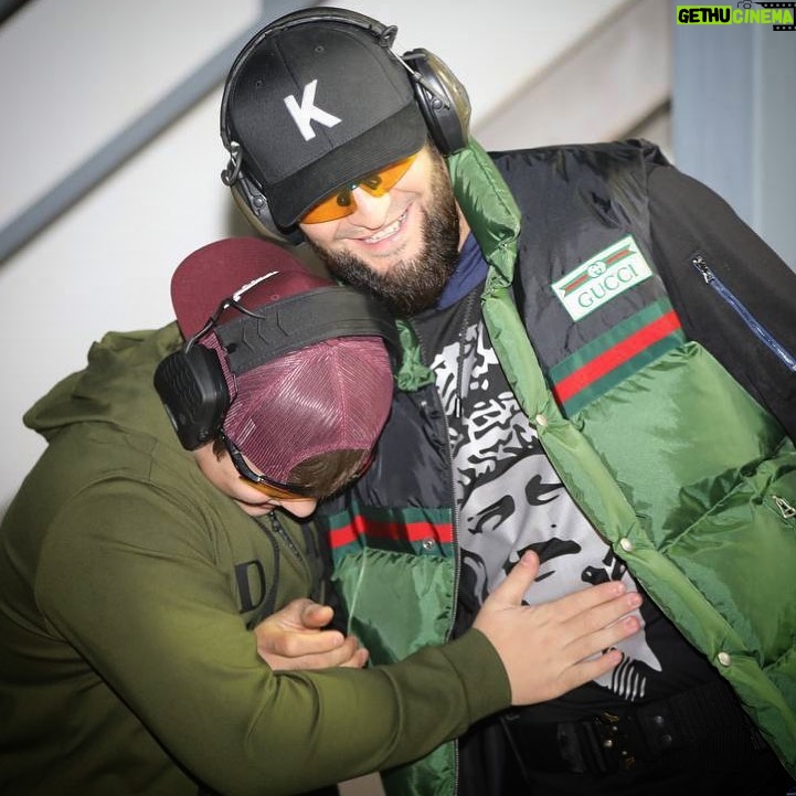 Khamzat Chimaev Instagram - Дал декъал войл хьо хьай денц сан дик Ваша дик Накъост 🤲🏼🖤🦁 Happy birthday my brother 🎉🎉🎉