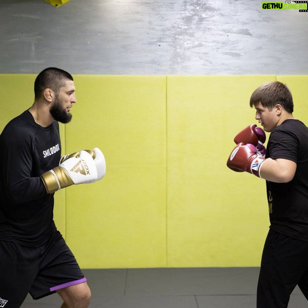 Khamzat Chimaev Instagram - Братская рубка 👊🏼💥😁💥 @dustum @dustumjr @za_kadyrova_k209ra Grozny