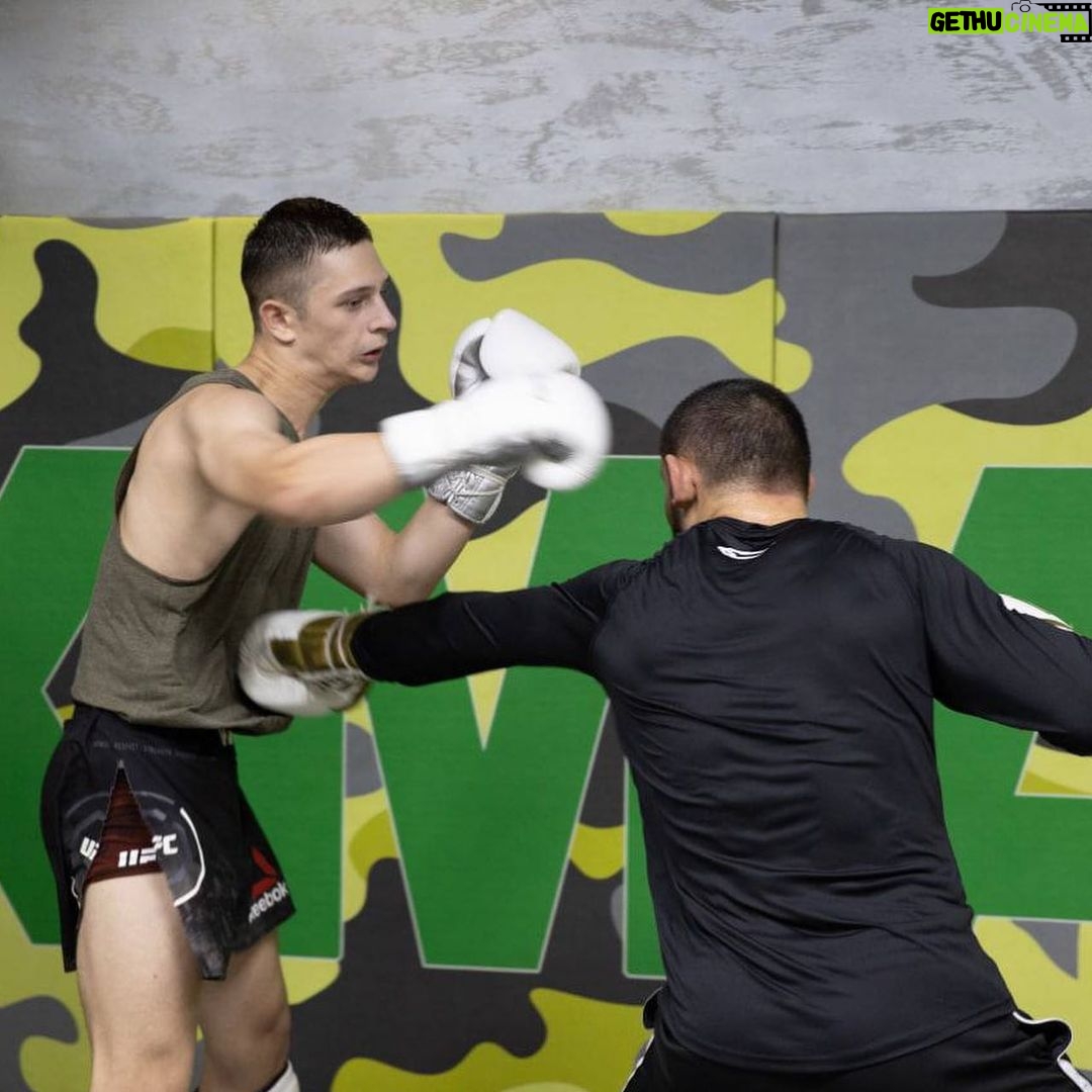Khamzat Chimaev Instagram - Братская рубка 👊🏼💥😁💥 @dustum @dustumjr @za_kadyrova_k209ra Grozny