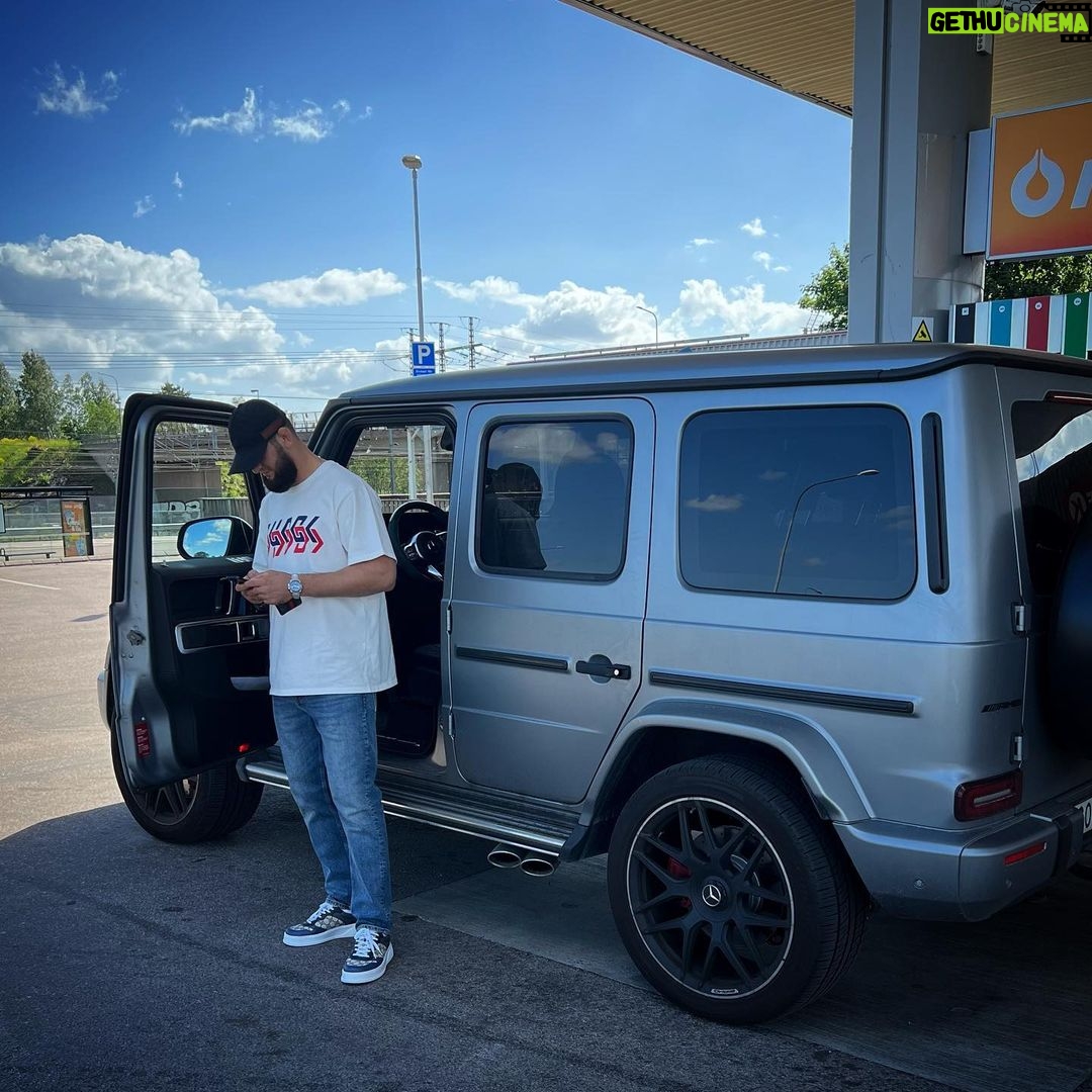 Khamzat Chimaev Instagram - Люди уходят из нашей жизни тогда, когда мы в них нуждаемся и приходят тогда, когда они нам уже безразличны. Västerås, Sweden