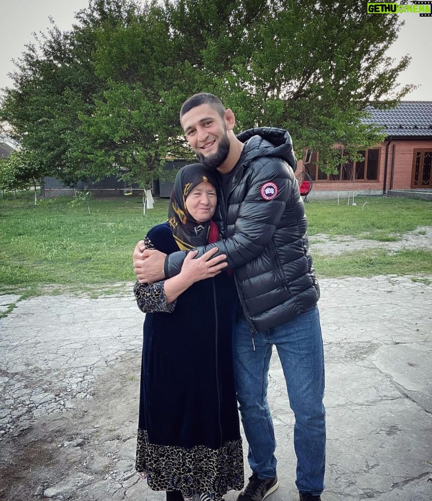 Khamzat Chimaev Instagram - Тётя 🤲🏼🤍