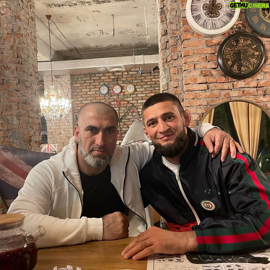 Khamzat Chimaev Instagram - Очень полезно было встретиться с таким человеком, Дал сий дойл хьа Ваша 🥇 #legend @kurbanov_78