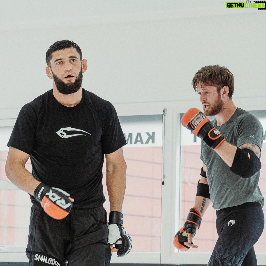 Khamzat Chimaev Instagram - Training camp at @frontlinehasle ππΌπ₯ @eminsenfoto πΈπ₯ Oslo, Norway