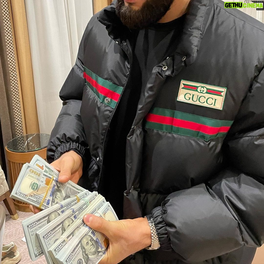 Khamzat Chimaev Instagram - Люди уходят из нашей жизни тогда, когда мы в них нуждаемся и приходят тогда, когда они нам уже безразличны. Västerås, Sweden