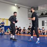 Khamzat Chimaev Instagram - Бувайсар Сайтиев делится с Хамзатом Чимаевым своим бесценным опытом и показывает один из приемов из своего богатого арсенала🥇🥇🥇🔥🤼‍♂️ @saitiev_74 @khamzat_chimaev