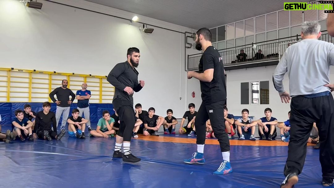 Khamzat Chimaev Instagram - Бувайсар Сайтиев делится с Хамзатом Чимаевым своим бесценным опытом и показывает один из приемов из своего богатого арсенала🥇🥇🥇🔥🤼♂️ @saitiev_74 @khamzat_chimaev