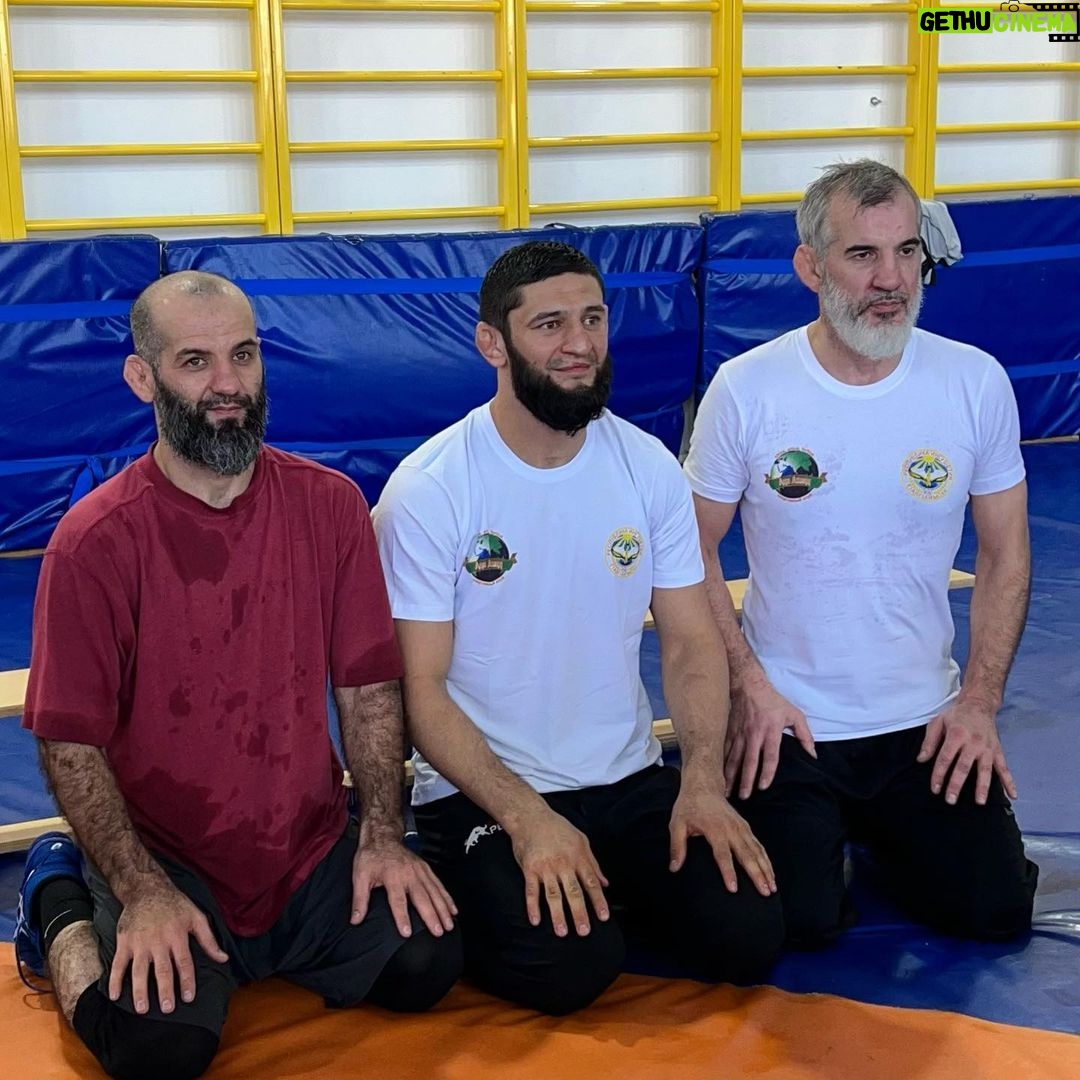 Khamzat Chimaev Instagram - Нохчи тоьл ц1е якхитан волу ши Ваша Бувайсар Адам 🤝 Дел рез хийл шуна 🤲🏼☝🏼 Khasavyurt