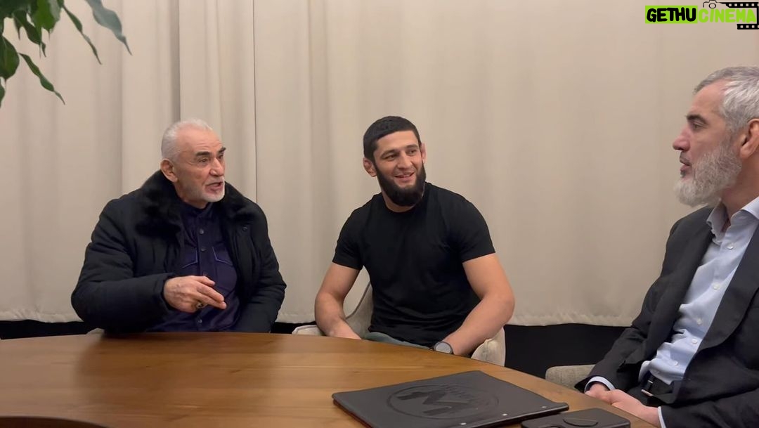 Khamzat Chimaev Instagram - Почти прямая трансляция со встречи Бувайсара Сайтиева с Хамзатом Чимаевым и Исой Исаковым🔥🔥🔥 @saitiev_74 @khamzat_chimaev @issa_isakov