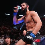 Khamzat Chimaev Instagram - Дорогой спортсмен с тех пор как ты начел заниматься спортом ты ежедневно лишал себя жизненных радостей и удовольствий и вот за эту не утолимую жажду к победе народ дарит тебе всеобщее признание любовь и уважение! @dustum Брат 🦁🦾
