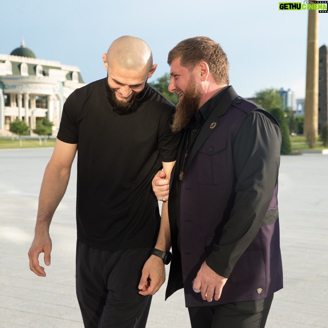 Khamzat Chimaev Instagram - Этот человек помог мне вернуться к жизни, не только мне и всему Чеченскому народу. Хотелось бы поблагодарить за все что он сделал и делает для нас, и нашего народа. ДЕЛ РЕЗ ХИЙЛ ХЬУН ТХАН ПАЧЧАХЬ 🤲🏼☝🏼 Grozny