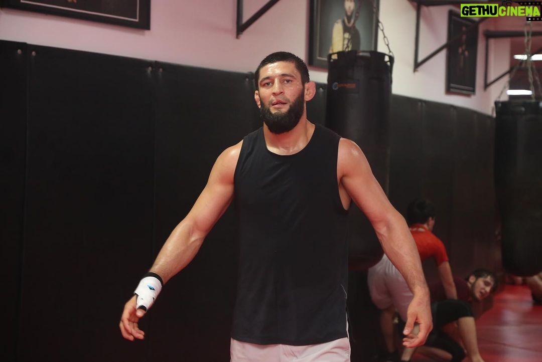 Khamzat Chimaev Instagram - В ГОСТЯХ ХОРОШО, НО ДОМА ВСЕГДА ЛУЧШЕ! @akhmat_mma 🥇 Grozny