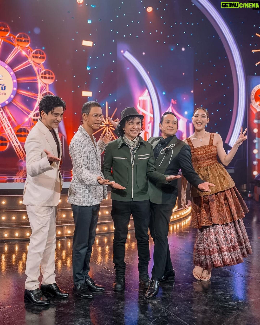 Khemanit Jamikorn Instagram - ตราบเท่าที่น้องๆมีความฝัน ชิงช้าสวรรค์ของเราจะยังคงหมุนเสมอค่ะ 🎡🩷✌🏻 เทปนี้หลากอารมณ์ สนุกสนานมากมายค่ะ . . . #ชิงช้าสวรรค์2024 ทุกวันศุกร์ 18.00 น. ทาง workpoint กด23 ค่ะ @workpoint #panpaninworkpoint #panpanworkmode 💚💛🧡❤️🩷🩵💙💜💖