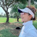 Khemanit Jamikorn Instagram – 𝚆𝚎𝚎𝚔𝚎𝚗𝚍 𝚅𝚒𝚋𝚎𝚜🩷🏌🏻♀️⛳️
ทุกครั้งของการออกรอบมีเรื่องราวใหม่ๆเสมอ ผลรวมคะแนนอาจจะยังเยอะ แต่ก็มีชอตประทับใจให้ได้ใจฟูกลับบ้าน😄🐕
#สู้ต่อไปค่ะ💪🏻 #มีเบอร์ดี้กลับบ้านไปอวด555😜🤭
.
.
.
@saksoonthorn_rise ตีไปชิวไป พัฒนากันไปทุกวันค่ะ👍🏻
#panpancakelovegolf #panpangolffamily #nonstopgolfgang 💪🏻⛳️🏌🏻♀️😁🩷 #diorsunglasses #eyelinkvision @lakewoodgolfclub Lakewood Country Club