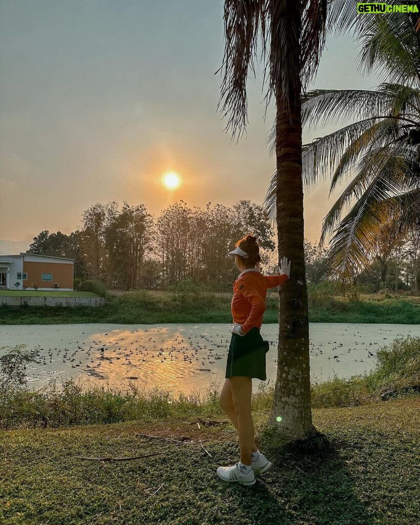 Khemanit Jamikorn Instagram - Happy SUNDAY 🌞 แดดดี อากาศดี แต่ตี….😅 ค่อยเป็นค่อยไป แค่สุขใจก็พอ😄 ✌🏻✨👌🏻⛳️ . . . #panpangolffamily #nonstopgolfgang @summitgreenvalleychiangmai #panpancakelovegolf 💚💛🧡❤️🩷🩵💙💜💖 Summit Green Valley Chiangmai Country Club