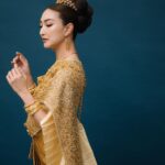 Khemanit Jamikorn Instagram – 💛💛💛 
.
.
.
@finaleweddingstudio_co.ltd @shu.global 🩵🩵🩵
#panpanworkmode #ชุดไทยพระราชนิยม #ชุดไทยจักรพรรดิ