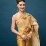 Khemanit Jamikorn Instagram – 💛💛💛
.
.
.
@finaleweddingstudio_co.ltd @shu.global 🩵🩵🩵
#panpanworkmode #ชุดไทยพระราชนิยม #ชุดไทยจักรพรรดิ