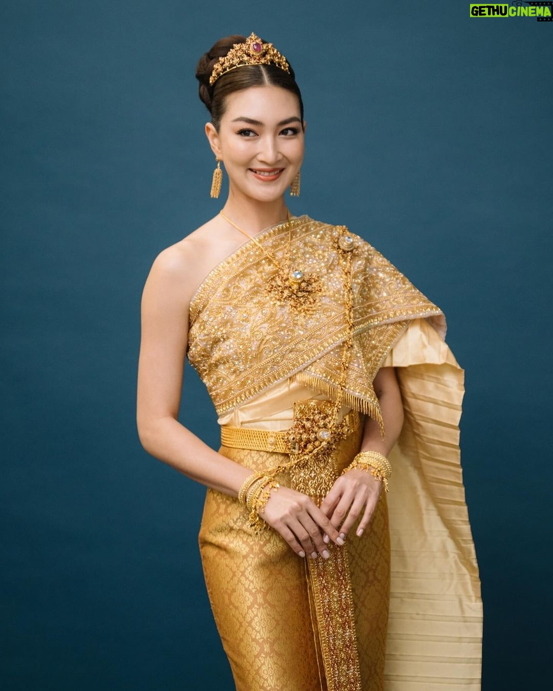 Khemanit Jamikorn Instagram - 💛💛💛 . . . @finaleweddingstudio_co.ltd @shu.global 🩵🩵🩵 #panpanworkmode #ชุดไทยพระราชนิยม #ชุดไทยจักรพรรดิ