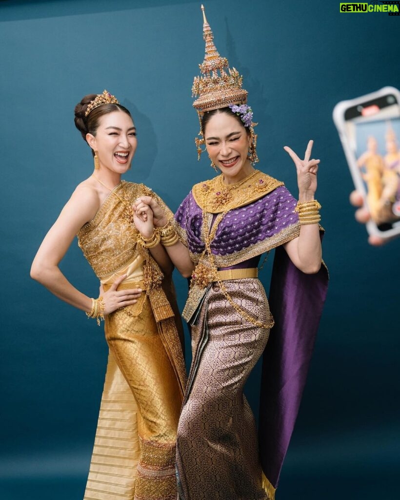 Khemanit Jamikorn Instagram - #แพนแพนผ้าไทย กับ @finaleweddingstudio_co.ltd และ พี่ๆที่รัก ดีใจที่ได้มีโอกาสเป็นส่วนหนึ่งของโชว์ค่ะ💚💛🧡❤🩷🩵💙💜🤍💖 . . . #panpanworkmode 👱🏼‍♀☺✌🏻
