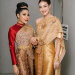 Khemanit Jamikorn Instagram – #แพนแพนผ้าไทย กับ @finaleweddingstudio_co.ltd และ พี่ๆที่รัก ดีใจที่ได้มีโอกาสเป็นส่วนหนึ่งของโชว์ค่ะ💚💛🧡❤️🩷🩵💙💜🤍💖
.
.
.
#panpanworkmode 👱🏼♀️☺️✌🏻