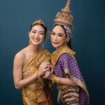 Khemanit Jamikorn Instagram – #แพนแพนผ้าไทย กับ @finaleweddingstudio_co.ltd และ พี่ๆที่รัก ดีใจที่ได้มีโอกาสเป็นส่วนหนึ่งของโชว์ค่ะ💚💛🧡❤️🩷🩵💙💜🤍💖
.
.
.
#panpanworkmode 👱🏼‍♀️☺️✌🏻