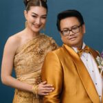 Khemanit Jamikorn Instagram – #แพนแพนผ้าไทย กับ @finaleweddingstudio_co.ltd และ พี่ๆที่รัก ดีใจที่ได้มีโอกาสเป็นส่วนหนึ่งของโชว์ค่ะ💚💛🧡❤️🩷🩵💙💜🤍💖
.
.
.
#panpanworkmode 👱🏼♀️☺️✌🏻