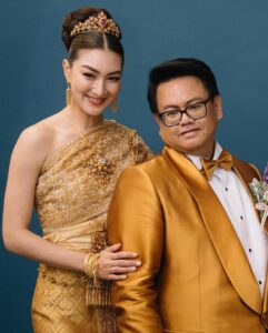 Khemanit Jamikorn Instagram - #แพนแพนผ้าไทย กับ @finaleweddingstudio_co.ltd และ พี่ๆที่รัก ดีใจที่ได้มีโอกาสเป็นส่วนหนึ่งของโชว์ค่ะ💚💛🧡❤️🩷🩵💙💜🤍💖 . . . #panpanworkmode 👱🏼‍♀️☺️✌🏻