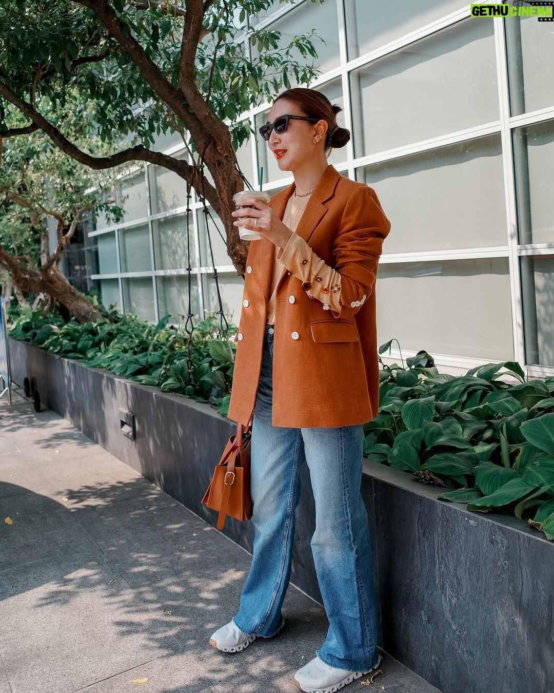 Khemanit Jamikorn Instagram - 𝐒𝐚𝐭𝐮𝐫𝐝𝐚𝐲 𝐒𝐚𝐲 𝐇𝐈🤚🏻☺️ . . . @brownsugar.studio @longchampth #panpanworkmode 🤎☺️ #eyelinkvision #diorsunglasses #dior