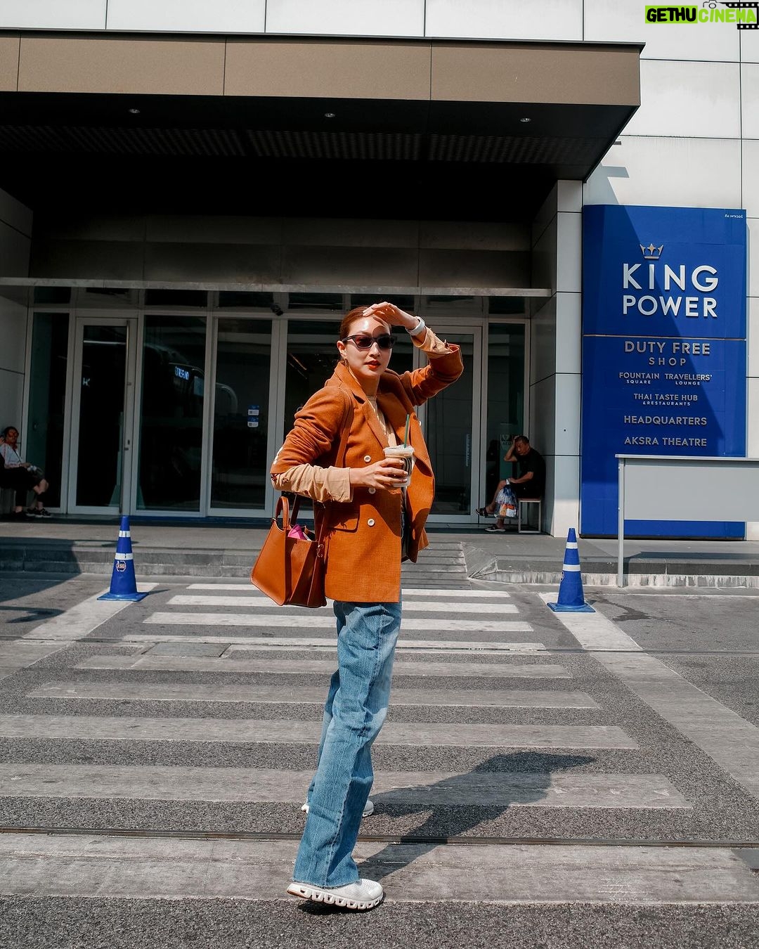 Khemanit Jamikorn Instagram - 𝐒𝐚𝐭𝐮𝐫𝐝𝐚𝐲 𝐒𝐚𝐲 𝐇𝐈🤚🏻☺️ . . . @brownsugar.studio @longchampth #panpanworkmode 🤎☺️ #eyelinkvision #diorsunglasses #dior