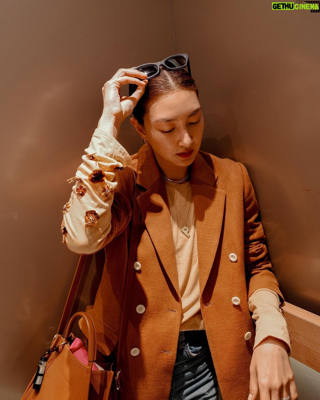 Khemanit Jamikorn Instagram - 𝐒𝐚𝐭𝐮𝐫𝐝𝐚𝐲 𝐒𝐚𝐲 𝐇𝐈🤚🏻☺️ . . . @brownsugar.studio @longchampth #panpanworkmode 🤎☺️ #eyelinkvision #diorsunglasses #dior