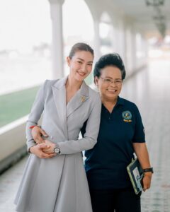 Khemanit Jamikorn Instagram - There is POWER in KINDNESS🤍 “ภารกิจเคียงคู่ราชนาวี สานต่อและเดินหน้าด้วยหน้าที่สมาคม” 🩵🩵🩵 เป็นเกียรติอย่างยิ่งที่แพนได้มีโอกาสสัมภาษณ์ คุณกีรตา พันธุ์เอี่ยม นายกสมาคมภริยาทหารเรือ ถึงเรื่องราวที่น่าสนใจและกิจกรรมมากมายของสมาคมที่ทำงานควบคู่กับภารกิจของกองทัพเรือค่ะ คือความอ่อนโยน สง่างาม ที่เคียงคู่ ความแข็งแกร่ง ได้ฟังแล้ว ประทับใจมากๆค่ะ #ฝากติดตามเร็วๆนี้นะค้า 🙏🏻🤍 . . . #panpanworkmode #youknowwhatimwearing 👱🏼‍♀️ ราชนาวิกสภา กองทัพเรือ
