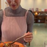 Khemanit Jamikorn Instagram - ร้านนี้คุณแม่แพมแนะนำ อยากให้ลูกๆมากัน อร่อยทุกอย่างจริงๆ อยากจะสั่งทุกเมนูเลยค่ะ 👩🏻‍🦰✌🏻🩷 แถมด้วยบรรยากาศดีดี และ คาเฟ่น่ารักมากค่า !!! . . . @saksoonthorn_rise @prikyuak1991 💚💛🧡❤️🩷🩵💙💜🤍 พริกหยวก Prik-Yuak