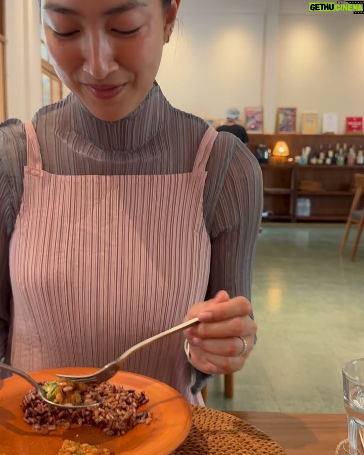 Khemanit Jamikorn Instagram - ร้านนี้คุณแม่แพมแนะนำ อยากให้ลูกๆมากัน อร่อยทุกอย่างจริงๆ อยากจะสั่งทุกเมนูเลยค่ะ 👩🏻🦰✌🏻🩷 แถมด้วยบรรยากาศดีดี และ คาเฟ่น่ารักมากค่า !!! . . . @saksoonthorn_rise @prikyuak1991 💚💛🧡❤️🩷🩵💙💜🤍 พริกหยวก Prik-Yuak