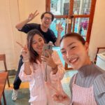 Khemanit Jamikorn Instagram - ร้านนี้คุณแม่แพมแนะนำ อยากให้ลูกๆมากัน อร่อยทุกอย่างจริงๆ อยากจะสั่งทุกเมนูเลยค่ะ 👩🏻‍🦰✌🏻🩷 แถมด้วยบรรยากาศดีดี และ คาเฟ่น่ารักมากค่า !!! . . . @saksoonthorn_rise @prikyuak1991 💚💛🧡❤️🩷🩵💙💜🤍 พริกหยวก Prik-Yuak
