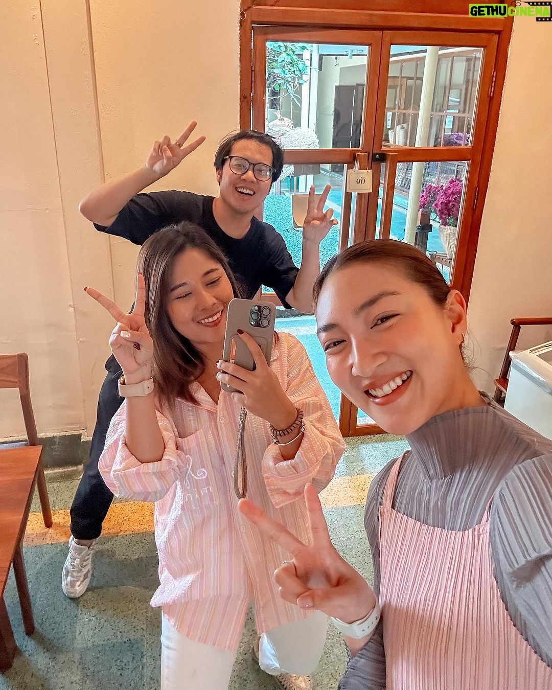 Khemanit Jamikorn Instagram - ร้านนี้คุณแม่แพมแนะนำ อยากให้ลูกๆมากัน อร่อยทุกอย่างจริงๆ อยากจะสั่งทุกเมนูเลยค่ะ 👩🏻🦰✌🏻🩷 แถมด้วยบรรยากาศดีดี และ คาเฟ่น่ารักมากค่า !!! . . . @saksoonthorn_rise @prikyuak1991 💚💛🧡❤️🩷🩵💙💜🤍 พริกหยวก Prik-Yuak