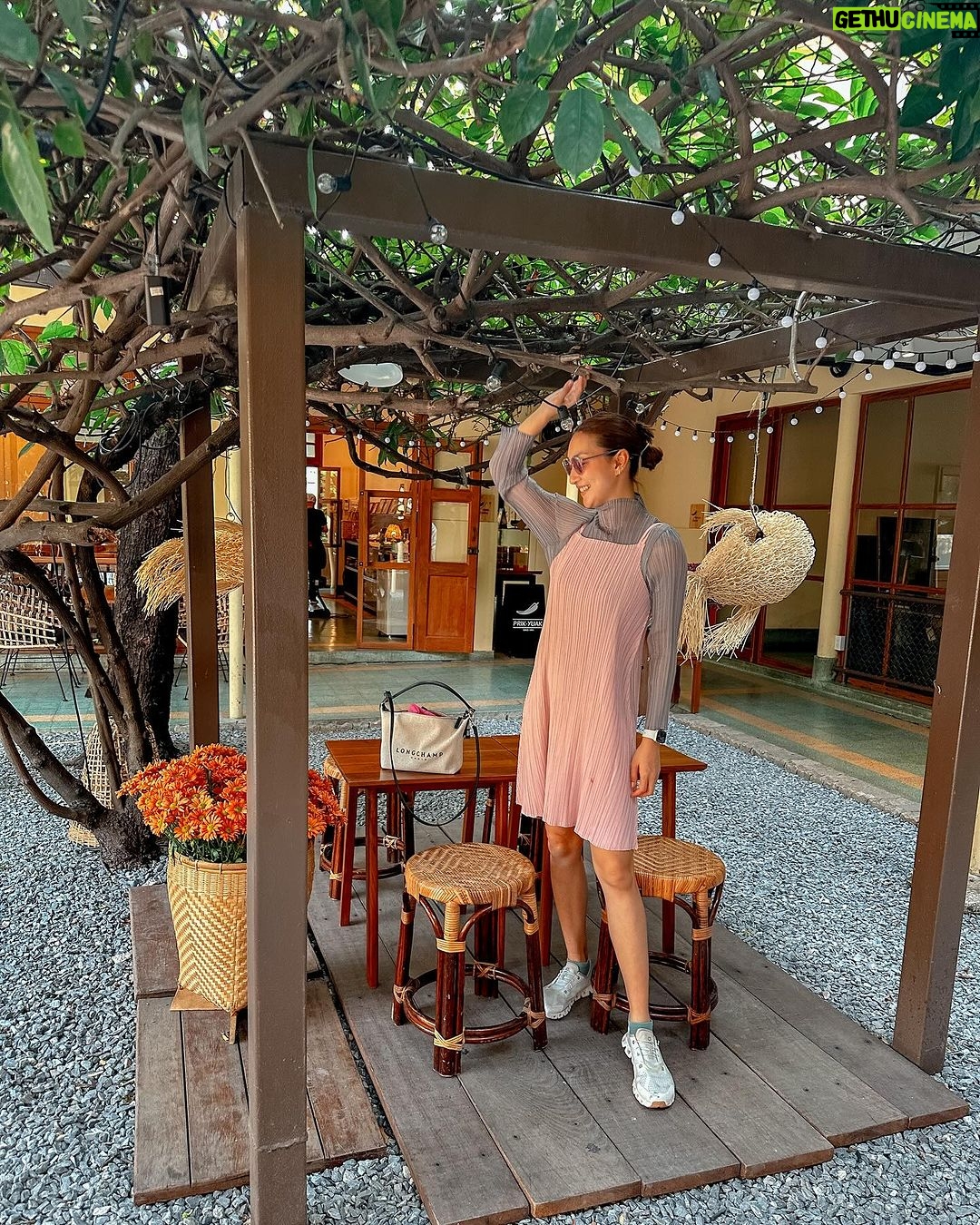 Khemanit Jamikorn Instagram - ร้านนี้คุณแม่แพมแนะนำ อยากให้ลูกๆมากัน อร่อยทุกอย่างจริงๆ อยากจะสั่งทุกเมนูเลยค่ะ 👩🏻🦰✌🏻🩷 แถมด้วยบรรยากาศดีดี และ คาเฟ่น่ารักมากค่า !!! . . . @saksoonthorn_rise @prikyuak1991 💚💛🧡❤️🩷🩵💙💜🤍 พริกหยวก Prik-Yuak
