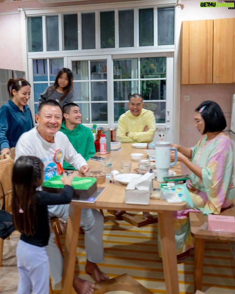 Khemanit Jamikorn Instagram - ONE AND ONLY @nateethep 🩵🩵🩵 𝐇𝐚𝐩𝐩𝐲 𝐁𝐢𝐫𝐭𝐡𝐝𝐚𝐲 นะคะแดดดี้ โปรพ่อหนุ่ยของพวกเรา 👨🏻⛳🏌🏻‍♀ พาตีกอล์ฟรัวๆเป็นของขวัญวันเกิด🎂 ขอให้พ่อแข็งแรง สุขภาพดี เฮงๆๆๆ มีงานดีๆ มีเวลาไปตีกอล์ฟกันบ่อยๆเลยนะค้า รักพ่อที่ซู้ดดดดดดด😍💖 🩵 . . . #panpanfamily #nonstopgolfgang #panpangolffamily 💚🧡🧡🩷🩵💙💜🤍💖🏌🏻‍♀⛳😍✨🌤🌞✊🏻👨🏻