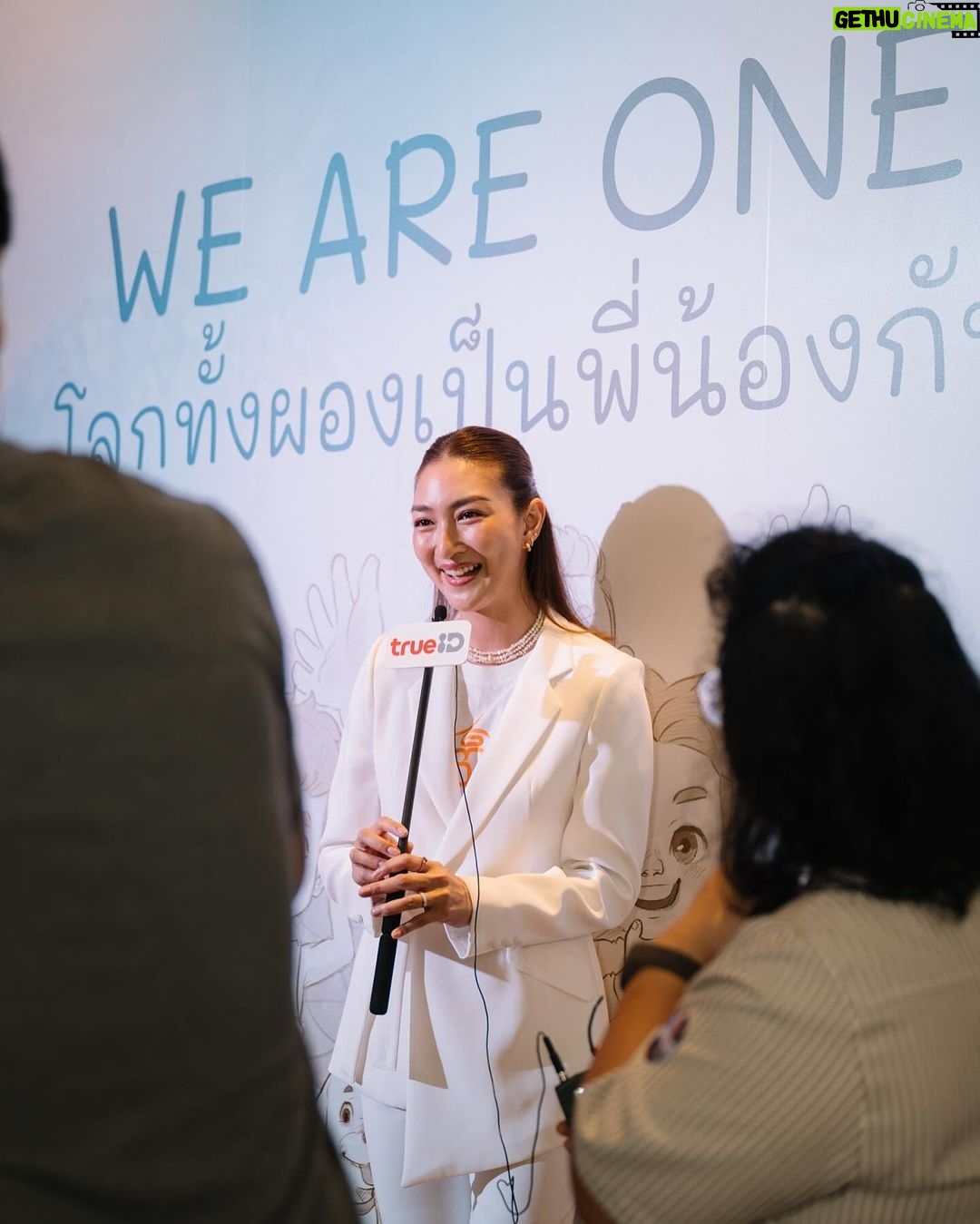 Khemanit Jamikorn Instagram - สติมา “WE ARE ONE” โลกทั้งผองเป็นพี่น้องกัน 👍🏻 ให้ความดีเชื่อมโยงทุกคนเข้าด้วยกัน ด้วย “สติ” . . . #สติมาเณรน้อยอัจฉริยะ 👍🏻🧡✌🏻 ติดตามได้แล้วทาง TRUE iD นะคะ