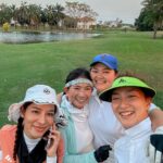 Khemanit Jamikorn Instagram - สิ่งที่คิด กับ สิ่งที่เป็น มักจะสวนทางกัน😅 เห็นหญ้าเขียวๆใจก็ไปไกล แต่วงไม่ไป555555 อะลุกกุ๊กกั๊กมาก🏌🏻‍♀️🤣🥵 ถึงกับต้องตั้งสติตั้งหลักหายใจลึกๆกันหลายครั้ง 🫠 #นี่แหละความสนุก เพราะไม่เคยเหมือนเดิม เราก็เลยตีไปถ่ายรูปไปเพลินๆดีกว่า😉🏌🏻‍♀️🌸 … แต่ที่ดีที่สุดคือได้มากันทั้งครอบครัวค่ะ ✌🏻✨ #สู้ต่อไปพวกเรา 💪🏻✊🏻😍 . . . ขอบคุณที่แดดไม่ร้อนมาก และ มีลมมาให้เราได้ชื่นใจตลอด🌤️🌞🌥️🌈 ขอบคุณพี่แคดดี้ด้วยค่า 🙏🏻😉 #nonstopgolfgang #panpancakelovegolf #panpangolffamily 🍀🌲🏌🏻‍♀️✌🏻😉🩵 #adidasgolfthailand