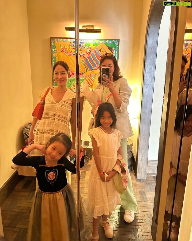 Khemanit Jamikorn Instagram - พาสาวๆเที่ยว และ สาวน้อยลูกจัน จะเจาะหู ยอมใจคนเก่ง✌🏻😉🤍 . . . So happy to meet P’ @pachareesophie & N’ @nazurizuri and @moontreig ’s team ka. 💚💛🧡❤🩷🩵💙💖⭐🌞☀✨ @patchapatchaa #panpanfamily Soho House Bangkok