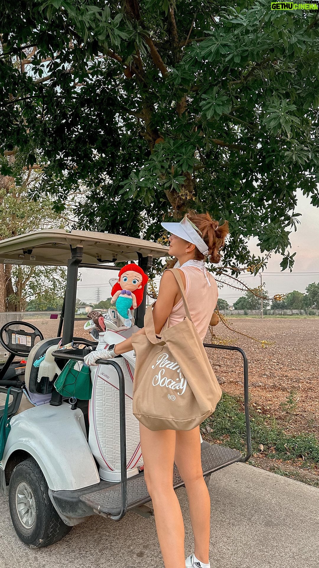 Khemanit Jamikorn Instagram - THE GOLF COURSE IS CALLING AND I MUST GOOO!!!🏌🏻♀️⛳️🌞 #aboutweekend ได้พาร์กับเบอร์ดี้กลับบ้านเป็นกำลังใจ😍🥳 เย้ๆๆๆๆๆ⛳️ . . . #panpancakelovegolf #nonstopgolfgang #panpangolffamily #panpanfamily 💚🧡🧡🩷🩷🩵💙💜💖 @wakingbee