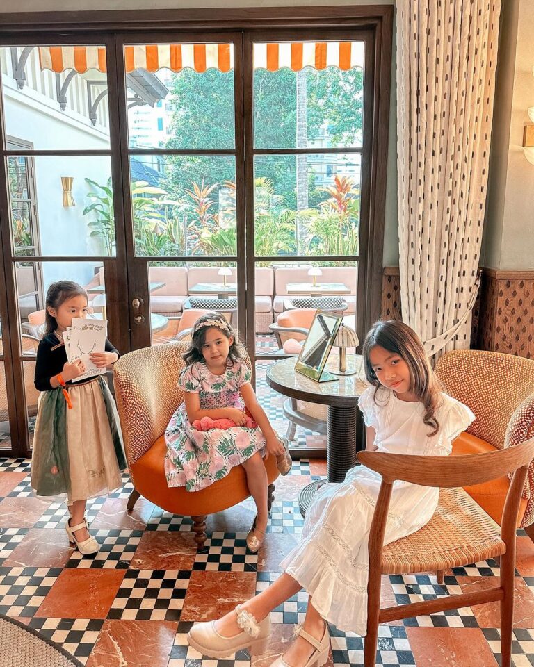Khemanit Jamikorn Instagram - พาสาวๆเที่ยว และ สาวน้อยลูกจัน จะเจาะหู ยอมใจคนเก่ง✌🏻😉🤍 . . . So happy to meet P’ @pachareesophie & N’ @nazurizuri and @moontreig ’s team ka. 💚💛🧡❤️🩷🩵💙💖⭐️🌞☀️✨ @patchapatchaa #panpanfamily Soho House Bangkok