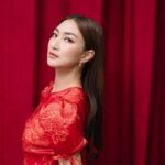 Khemanit Jamikorn Instagram - ​ Chinese new year and Valentine ❤️ร่วมฉลองเทศกาลวันตรุษจีนและวาเลนไทน์ไปกับแพน ใครอยากทำสวยต้องนึกถึง “ธีรพร คลินิก” ​ค่ะ ​เพราะธีรพรใจดี มีอั่งเปา Lucky Love 🧧 มาให้ลูกค้าคนพิเศษที่มาทำสวย ตั้งแต่วันที่ 9-29 กุมภาพันธ์ 2567 นี้เท่านั้น จะทำตาสองชั้นเหมือนแพน อยากดึงหน้าแบบคุณแม่ ท่านใดที่สนใจต้องรีบแล้วนะคะ เพราะอั่งเปามีจำนวนจำกัด ✨​ ​ 💬 หากได้รับอั่งเปาแล้วรีบมา Drip Vitamin เติมความสดชื่นให้ร่างกายและผิวกันนะคะ ​ ​ #LuckyEye #ตาสองชั้น #กล้ามเนื้อตาอ่อนแรง #หนังตาตก คลินิก #Teeraporn #TRP #หมอชลธิศ #โหงวเฮ้ง #trp #ตรุษจีน2024 #วาเลนไทน์2024 ​ .​ Website : https://teerapornclinic.com ❤️❤️❤️❤️
