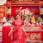 Khemanit Jamikorn Instagram - ตรุษจีนปากน้ำโพ ❤️🙏🏻🪭 เฮงๆๆๆ รวยๆๆๆนะค้า🦢✌🏻🐉🧧🪭 ขอบพระคุณพี่โจ พี่แอน และ พี่ๆทีม JULAHERBทุกท่านค่ะ🙏🏻💚 . . . #108ปีสีสันแห่งศรัทธา @mommy.pam.pam.pam @kanapotofficial 💚🧡🧡❤️🩷🩵💙💜💖 @teddyhouse_thailand @nun_sunday27 @powerthanat @memories__traveler @julaherb เมืองปากน้ำโพ นครสวรรค์