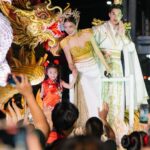 Khemanit Jamikorn Instagram - พาหลานๆมาดูขบวนตรุษจีน ตื่นเต้นกันใหญ่เลย😙💖🧧❤️🪭👍🏻 1 ปีมี1 ครั้งยิ่งใหญ่อลังการ ต้องได้มาเห็นกับตาจริงๆค่ะ😍🙏🏻🐉❤️ . . . ขอบคุณ PANCAKE TEAM ทุกคนนะคะ 🩷 @mommy.pam.pam.pam @putteros @ingomojo @patchapatchaa @katoonzz @powerthanat @hellozomzaa @nun_sunday27 @chaisiri_stylist @ty_nueng @memories__traveler 🐉🪽🦢