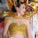 Khemanit Jamikorn Instagram - 108ปี ตรุษจีนปากน้ำโพ มากับจุฬาเฮิร์บค่ะ ครั้งแรกที่ได้มีโอกาสเห็นประเพณีตรุษจีนที่งดงาม และได้ร่วมขบวนแห่ที่ยิ่งใหญ่ของจังหวัดนครสวรรค์ค่ะ 🪭❤️🌤️ 🙏🏻 เป็นเกียรติมากๆๆค่ะ 💛🧡❤️🩷🪭🧧 . . . #108ปีสีสันแห่งศรัทธา @julaherb 🩷🪭 #ปีมังกรทอง #ราชินีหงษ์สวรรค์ @powerthanat @nun_sunday27 @memories__traveler @chaisiri_stylist @ty_nueng 💕💕💕 นครสววรรค์