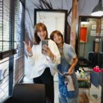 Khemanit Jamikorn Instagram - พาแก๊งหมาป่ามาหาพี่ใหม่ค่ะ 🦊💇🏻‍♀️ ระหว่างทำ ลูกๆก็นั่งรอกันอย่างเรียบร้อย เก่งมากๆๆลูก 😉👍🏻 . . . ขอบคุณพี่ใหม่นะคะ🙏🏻😉🩷 @urbiehairsalon @tipmai91 #panpanhuskyfamily Rebiker & Urbie Hair Salon