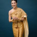 Khemanit Jamikorn Instagram – 💛💛💛
.
.
.
@finaleweddingstudio_co.ltd @shu.global 🩵🩵🩵
#panpanworkmode #ชุดไทยพระราชนิยม #ชุดไทยจักรพรรดิ