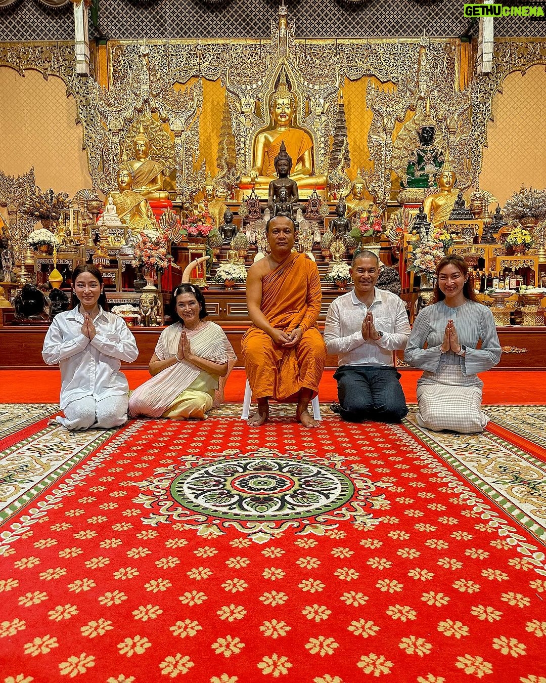 Khemanit Jamikorn Instagram - รับพรจากพระอาจารย์ค่ะ🙏🏻 . . . วันเกิดแม่ปีนี้ ขอแค่ให้ลูกๆมาสวดมนต์รับพลังบุญด้วยกันก็พอแล้ว😄🤍🙏🏻 @mommy.pam.pam.pam @saksoonthorn_rise @patchapatchaa @ingomojo 🤍 #pamhappyandhealthy 🌞 วัดเทพสรธรรมมาราม วัดหลวงปู่สรวง จังหวัดปทุมธานี