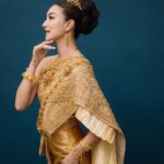 Khemanit Jamikorn Instagram – เป็นเกียรติอย่างยิ่งที่แพนได้เป็นส่วนหนึ่งของโชว์และได้ใส่ชุดไทยจักรพรรดิ โดย @finaleweddingstudio_co.ltd ขอบพระคุณพี่ปลา พี่เก และทีม Finale ทุกคนนะคะ
#แพนแพนผ้าไทย #khemanito #แพนเค้กเขมนิจ #pancakekhemanit #pancakekhemanitofficial #แพนเค้ก